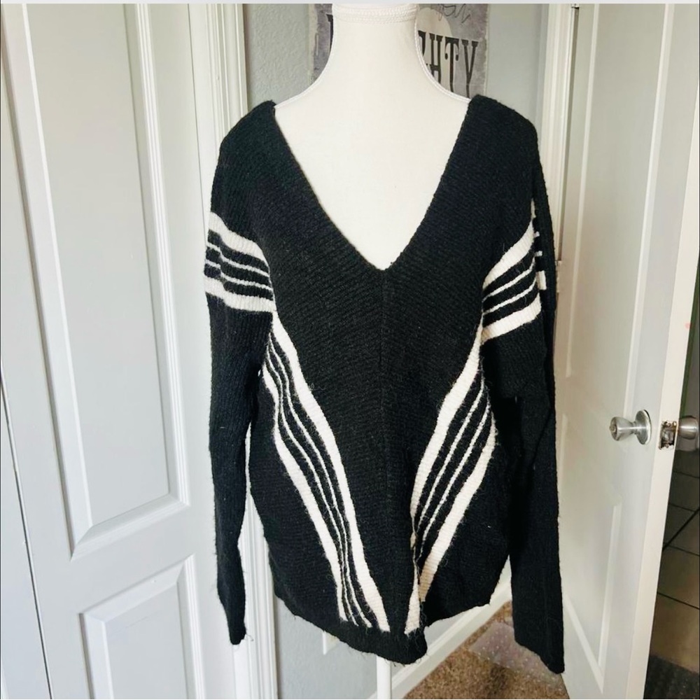 O2 Collection Black and White Womens Pattern Sweater V Neck,‎ L